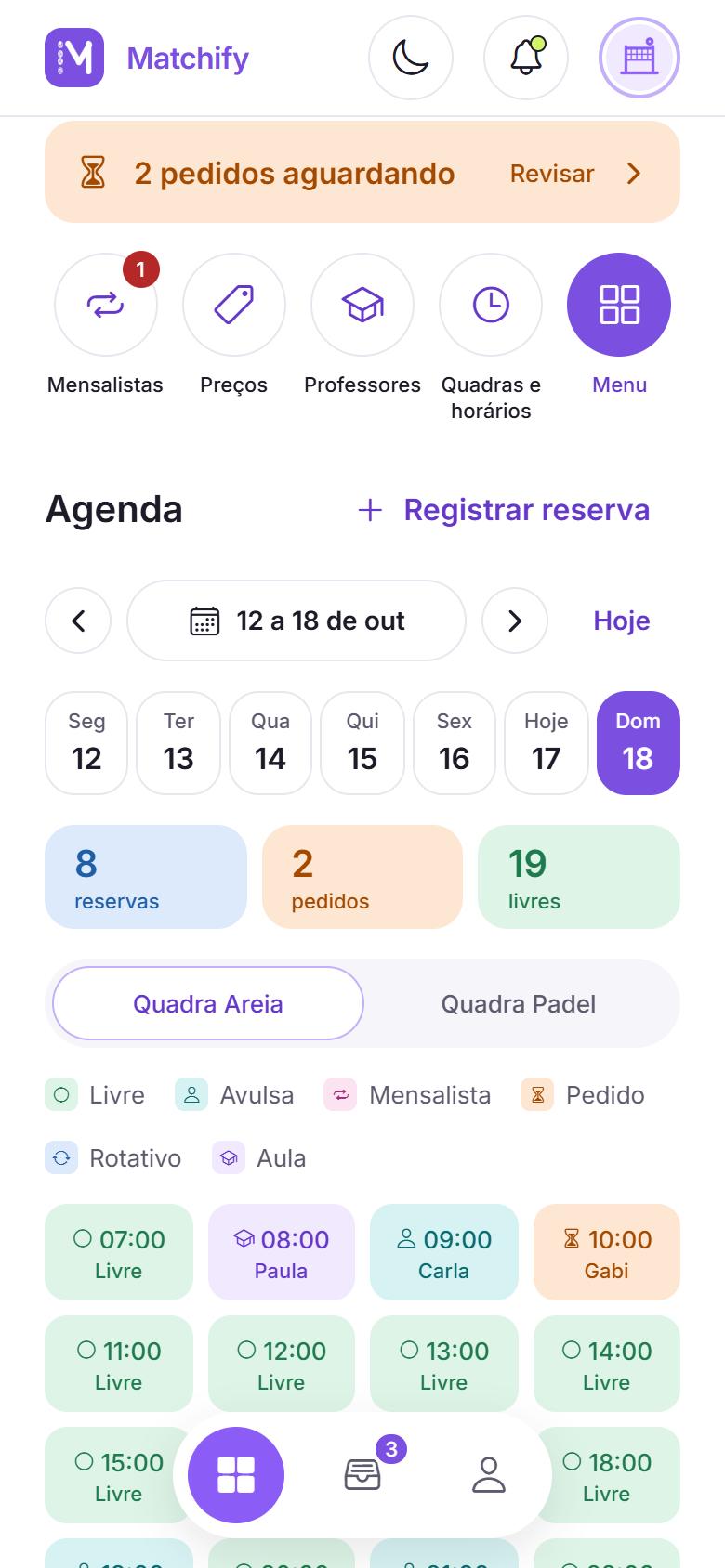 Tela do app com o início da arena: pedidos aguardando, atalhos e a agenda do dia com reservas, aula e pedidos