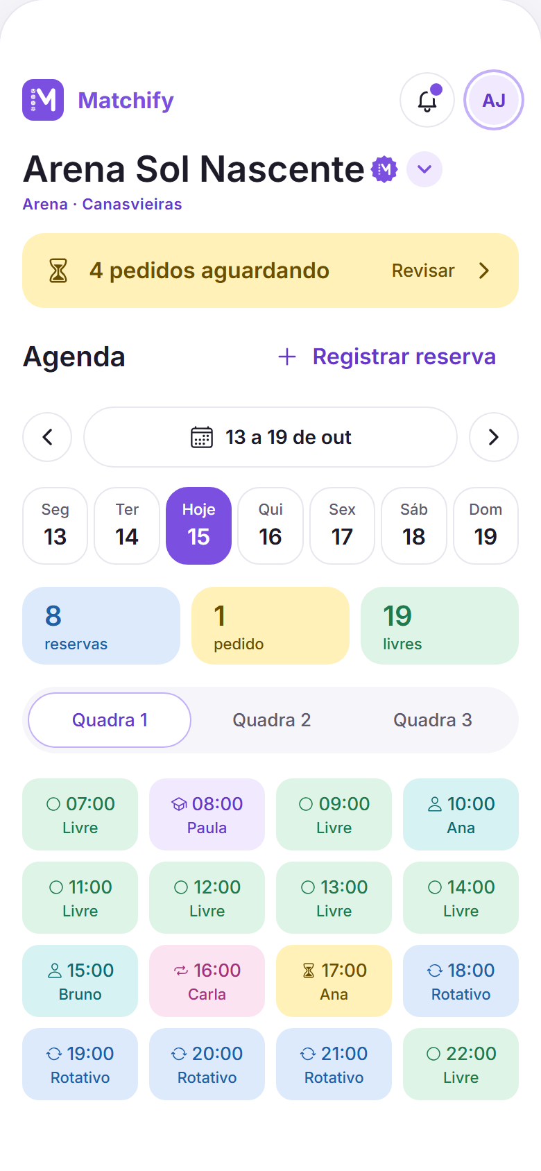 Tela do app no tema claro: o Início da arena: os pedidos aguardando e a agenda da semana em grade, com os rotativos