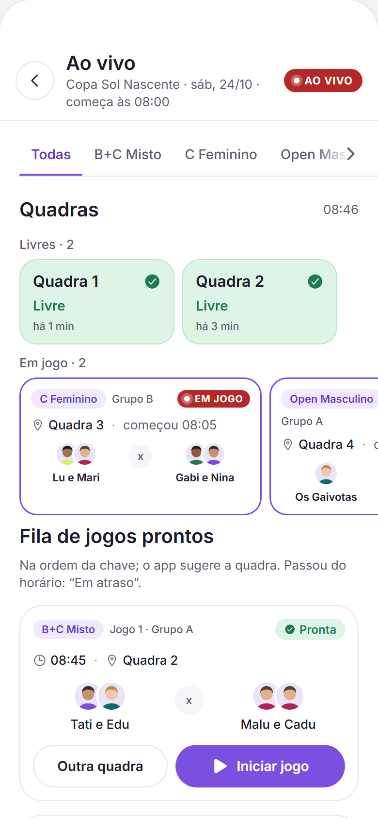 Painel ao vivo do organizador: as abas de categoria, as quadras livres e em jogo com as duplas, e a fila de jogos prontos com Iniciar jogo